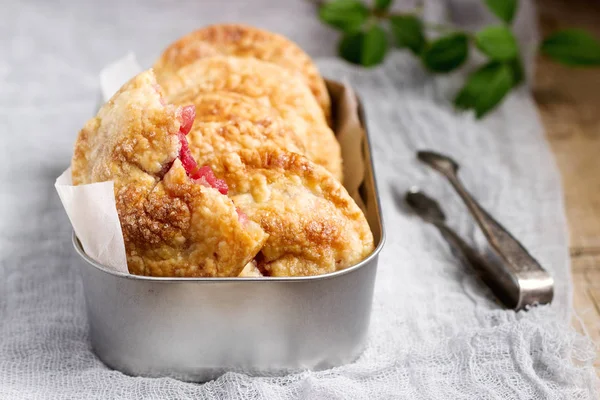 Хрустящие мини-пироги с яблоком и красной смородиной. Сельский стиль . — стоковое фото
