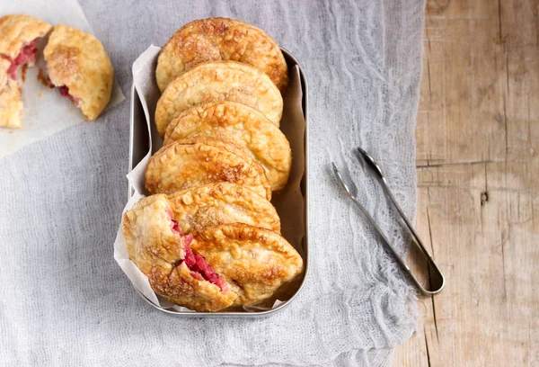 Apple ve kırmızı kuş üzümü ile çıtır mini turta. Rustik tarzı.