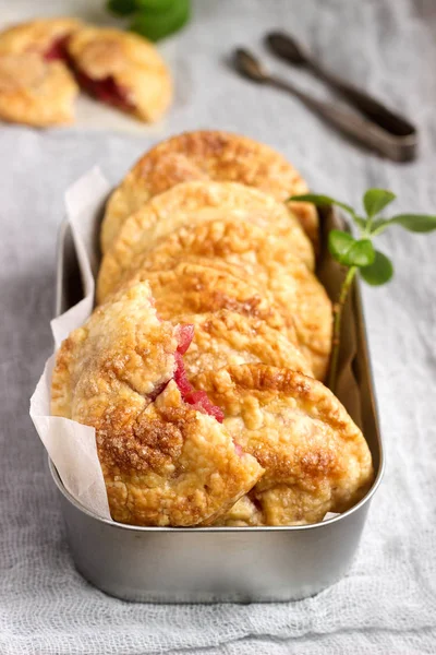 Хрустящие мини-пироги с яблоком и красной смородиной. Сельский стиль . — стоковое фото