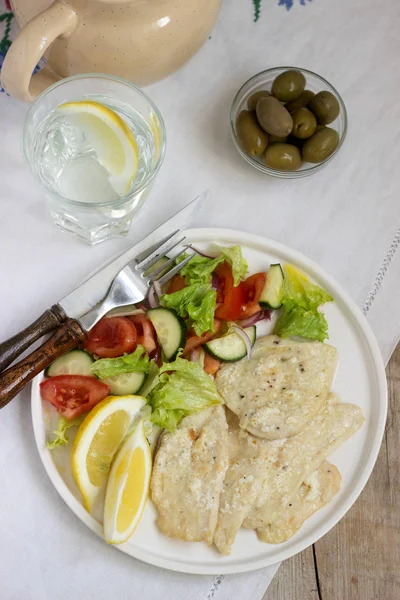 Chicken breast with cream of milk and lemon, served with a salad of fresh vegetables. — Stock Photo, Image