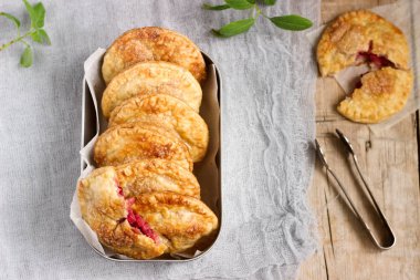 Apple ve kırmızı kuş üzümü ile çıtır mini turta. Rustik tarzı.