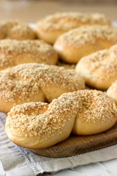 Pães doces romenos e moldavos tradicionais na forma de oito com esmalte de mel e migalhas de nozes . — Fotografia de Stock