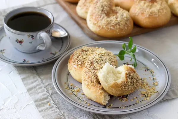 Traditional Romanian and Moldavian sweet buns in the form of eight with honey glaze and nut crumbs. — Stock Photo, Image