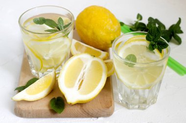Limonata limon dilimleri, nane ve buz ve limon hafif bir beton zemin üzerine. Rustik tarzı.