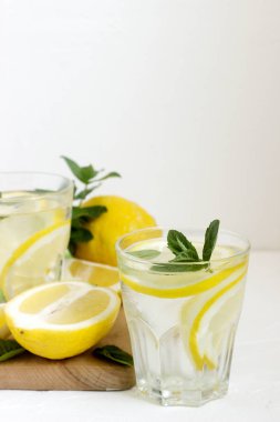 Limonata limon dilimleri, nane ve buz ve limon hafif bir beton zemin üzerine. Rustik tarzı.
