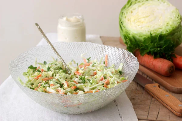 Friss salátát a saláta tál és saláta hozzávalók. Rusztikus stílusban. — Stock Fotó