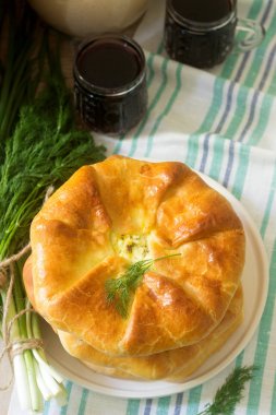 Geleneksel ev yapımı Romanya ve Moldova pies - Placinta, şarap ile servis. Rustik tarzı.