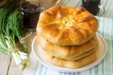 Geleneksel ev yapımı Romanya ve Moldova pies - Placinta, şarap ile servis. Rustik tarzı.