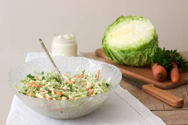 Friss salátát a saláta tál és saláta hozzávalók. Rusztikus stílusban. — Stock Fotó