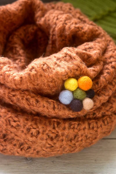 Wool jewelry against the background of a pullover or sweater, felting. — Stock Photo, Image