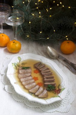 Kaynamış havuç ve maydanozla süslenmiş bir dil şenliği. Kırsal biçim.