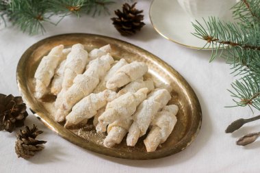 Reçel doldurma ve kış dekor arka planda çay bir fincan ile Geleneksel Moldavya shortcake çerezleri.