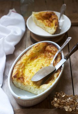 Banitsa, peynir, ekşi süt ve yumurtayla doldurulmuş geleneksel bir Bulgar veya Balkan filo pastası. Kırsal biçim.