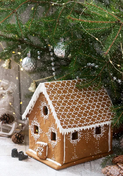 姜饼屋和圣诞树在明亮的背景。散效果. — 图库照片