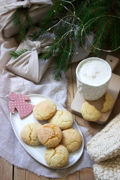 Cookies fissure de citron dans la décoration de Noël ou du Nouvel An. — Photo