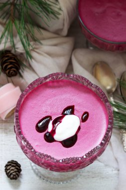 Frenk üzümü, portakal ve kremalı krema. Kırsal biçim.