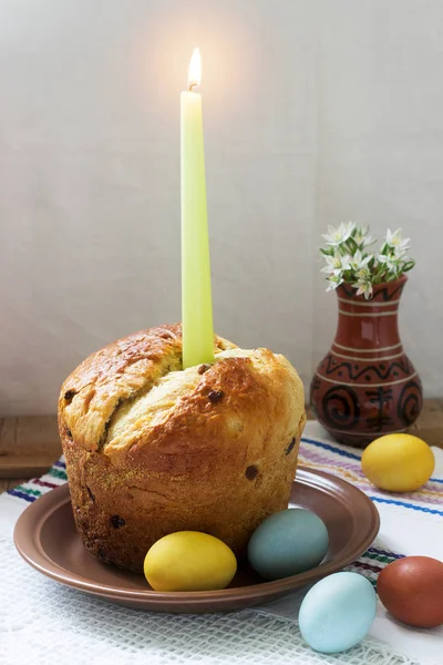 Tradiční velikonoční dort a barevná vejce - velikonoční zátiší. Rustikální styl. — Stock fotografie
