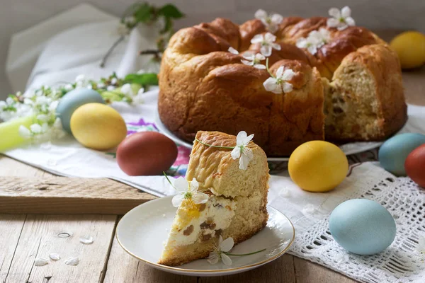 Gâteau de Pâques traditionnel moldave et roumain avec garniture et décoration en forme de croix . — Photo