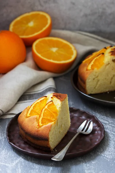 Помаранчевий торт зі скибочками апельсина на бетонному фоні . — стокове фото