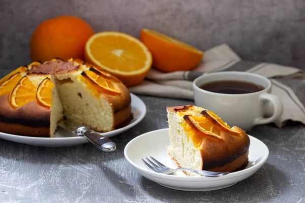 Помаранчевий торт зі скибочками апельсина на бетонному фоні . — стокове фото