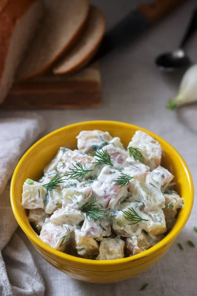Salată tradițională de cartofi reci cu ceapă și ierburi pe fundalul feței de masă de in. Stilul rustic . — Fotografie, imagine de stoc