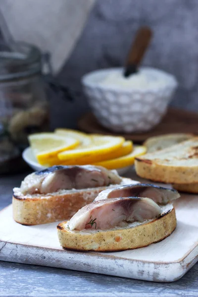 Kanapki Serem Wiejskim Gravlax Makreli Podawane Cytryną Styl Rustykalny Ostrość — Zdjęcie stockowe