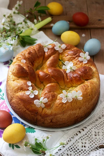 Traditional Moldavian and Romanian Easter cake with curd filling and decoration in the form of a cross. — ストック写真
