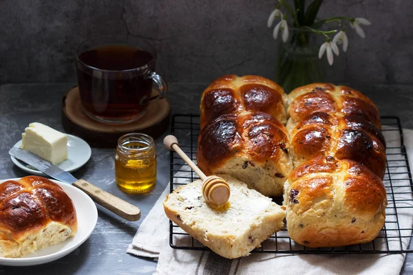 Традиционные горячие булочки с медом и маслом на бетонном фоне . — стоковое фото