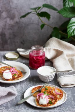 Geleneksel soslu böreklerden ya da soğan turşusu ve ekşi kremayla servis edilen latkelerden yapılmış kahvaltı. Seçici odak.
