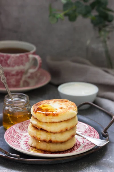 Panquecas Queijo Cottage Syrniki Caseiro Com Mel Creme Azedo Foco — Fotografia de Stock