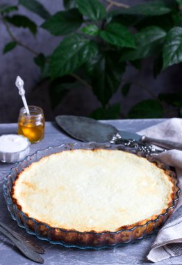 Limon aromalı ve vanilyalı diyet süzme peynir güveci, ekşi krema ve bal ile servis ediliyor. Seçici odak.