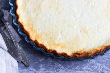 Limon aromalı ve vanilyalı diyet süzme peynir güveci, ekşi krema ve bal ile servis ediliyor. Seçici odak.