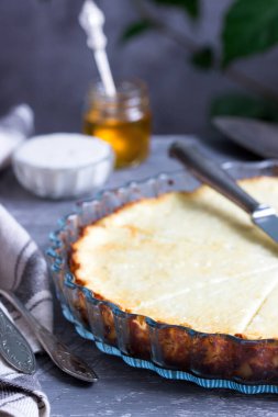 Limon aromalı ve vanilyalı diyet süzme peynir güveci, ekşi krema ve bal ile servis ediliyor. Seçici odak.