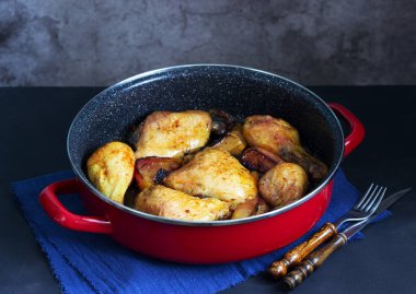 Elmalı fırında tavuk ve derin bir tava. Seçici odak.