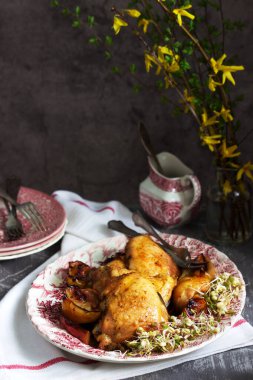 Elmalı fırında tavuk, filizlenmiş tohum ve sosla servis edilir. Seçici odak.
