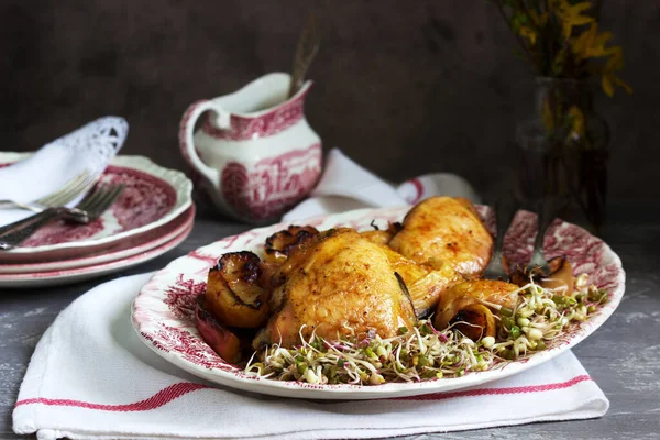 Frango Assado Com Maçãs Servido Com Sementes Germinadas Molho Foco — Fotografia de Stock