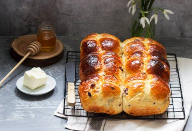 Beton zeminde bal ve tereyağlı geleneksel sıcak çörekler. Seçici odak.