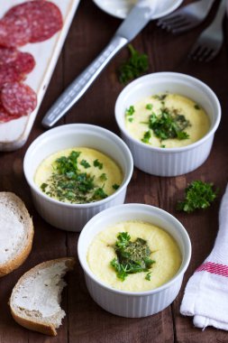 Koyu arkaplanda omlet, sosis, ekmek ve tereyağı kahvaltısı. Seçici odak.