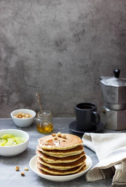 Vegetarisches Frühstück Mit Pfannkuchen Kaffee Honig Nüssen Und Früchten Selektiver — Stockfoto