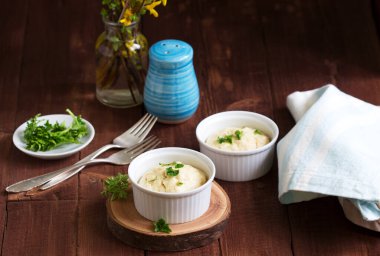 Siyah arka planda maydanozlu kıymalı diyet suflesi..