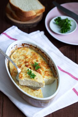 Siyah arka planda maydanozlu kıymalı diyet suflesi..