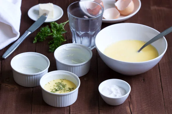 Ingrediënten en accessoires voor het maken van omelet. Rustieke stijl. — Stockfoto