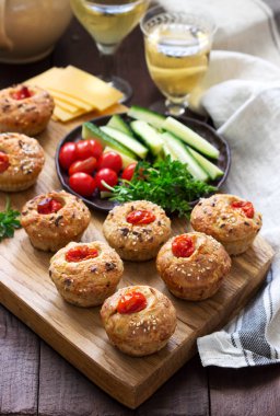 Peynirli kekler, süzme peynir ve domates, şarapla servis edilen sebze ve peynir. Seçici odak.