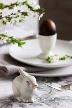 Kirazlı erikle süslenmiş Paskalya masası. Seçici odak.