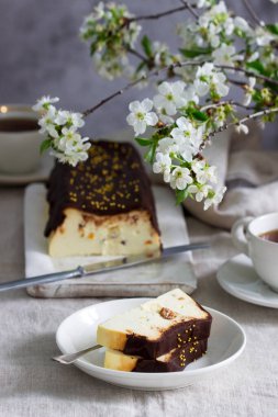 Lviv cheesecake, çikolatalı kremayla kaplanmış geleneksel bir Ukrayna tatlısı. Seçici odak.
