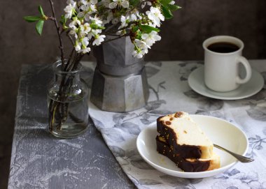 Lviv cheesecake, çikolatalı kremayla kaplanmış geleneksel bir Ukrayna tatlısı. Seçici odak.