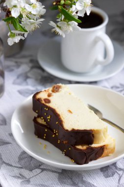 Lviv cheesecake, çikolatalı kremayla kaplanmış geleneksel bir Ukrayna tatlısı. Seçici odak.