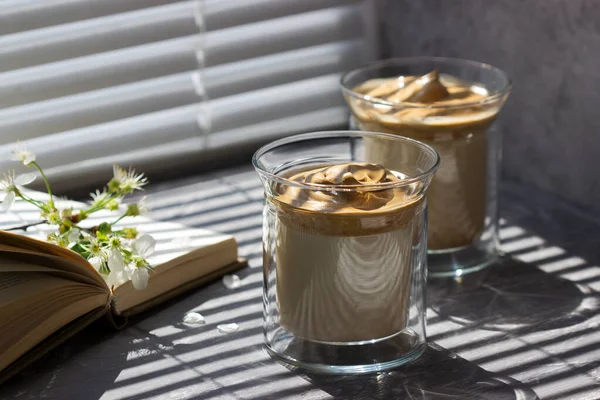 Dalgona Kaffee Durchsichtigen Gläsern Auf Einer Fensterbank Die Von Sonnenlicht — Stockfoto