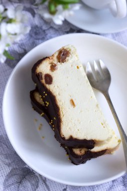Lviv cheesecake, çikolatalı kremayla kaplanmış geleneksel bir Ukrayna tatlısı. Seçici odak.