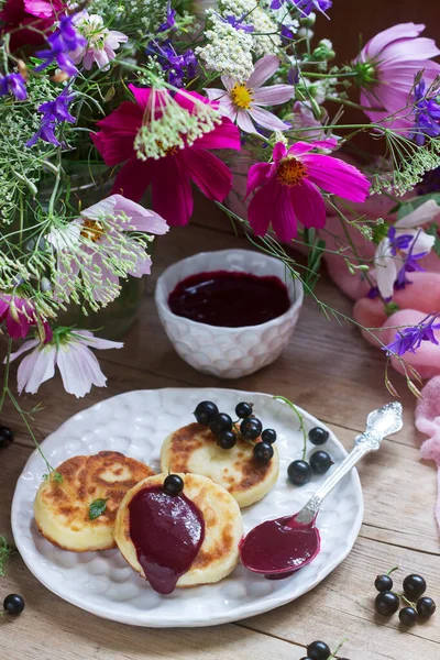 Frühstück Mit Quark Pfannkuchen Schwarzem Johannisbeerpudding Johannisbeeren Und Einem Strauß — Stockfoto